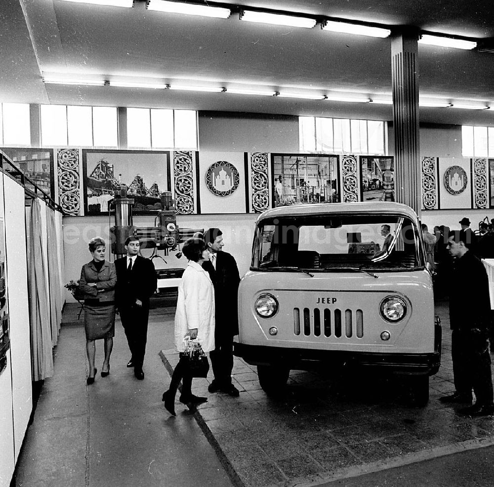 GDR image archive: Leipzig / Sachsen - März 1967 Leipzig / Sachsen Technische Messe Stand aus Indien, vorn ein Jeep und dahinter eine Radialbohrmaschine Umschlagnr.: 4