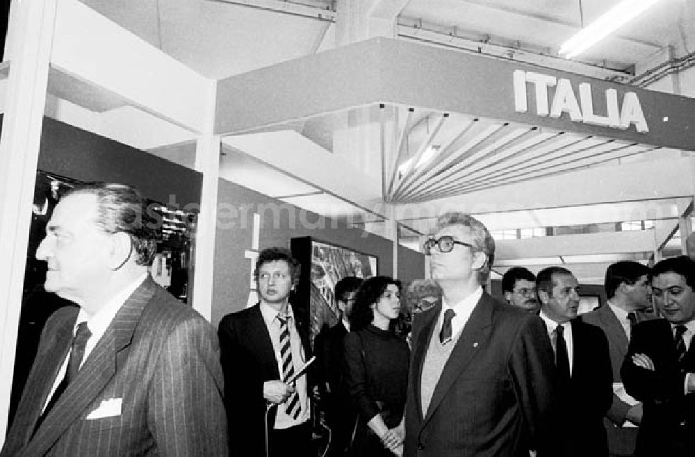 Leipzig: März.1986 Leipziger Frühjahrsmesse.Erich Honecker besucht folgende Messestände: Bulgarien, Großbritanien, Belgien, Vietnam, Frankreich, Österreich, Italien, Schweden, Indien.