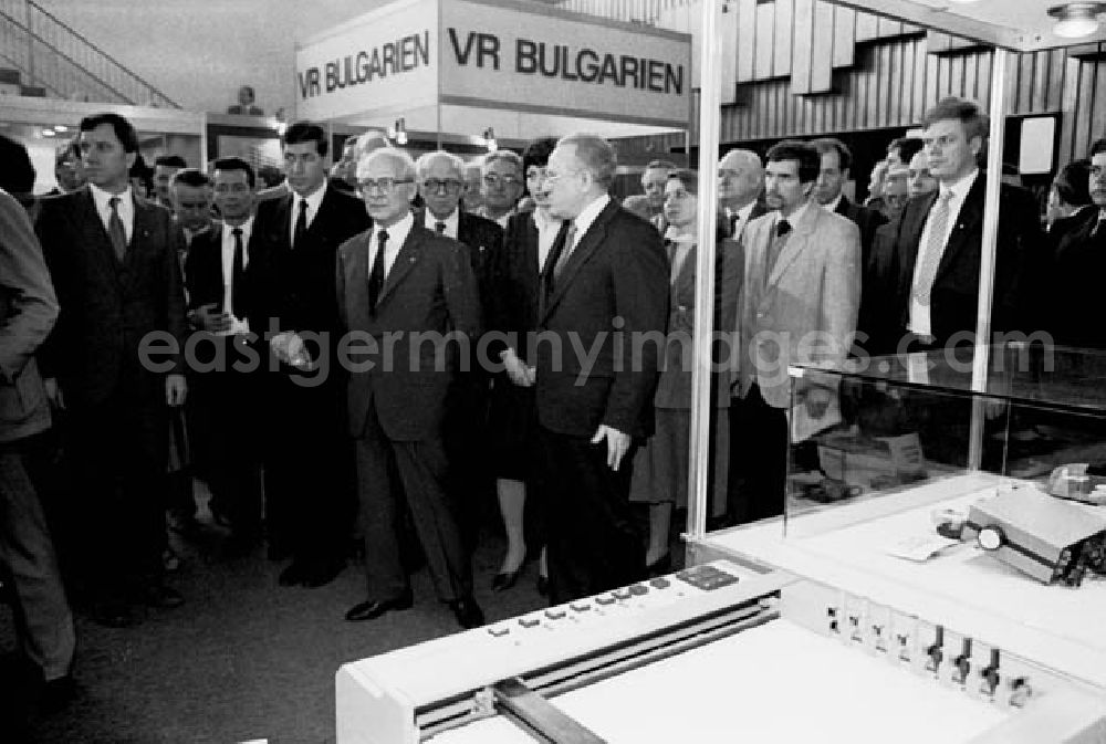 GDR image archive: Leipzig - März.1986 Leipziger Frühjahrsmesse.Erich Honecker besucht folgende Messestände: Bulgarien, Großbritanien, Belgien, Vietnam, Frankreich, Österreich, Italien, Schweden, Indien.