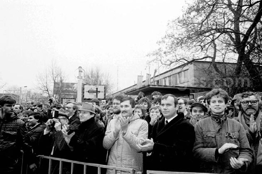 GDR photo archive: Leipzig - März.1986 Leipziger Frühjahrsmesse.Erich Honecker besucht folgende Messestände: Bulgarien, Großbritanien, Belgien, Vietnam, Frankreich, Österreich, Italien, Schweden, Indien.