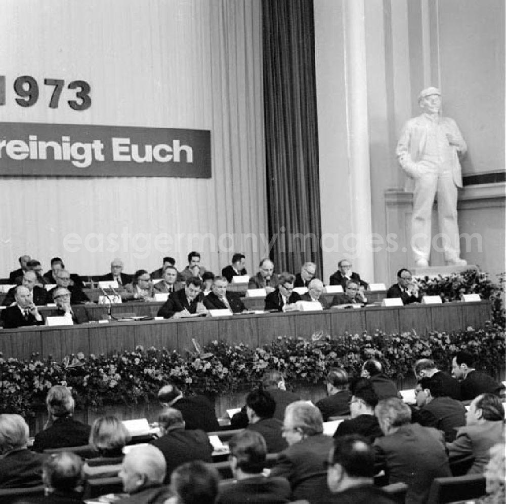 Berlin: März 1973 Panorama Blick auf dem Präsidium der Internationalen wissenschaftlichen Konferenz im Hause des ZK der SED.