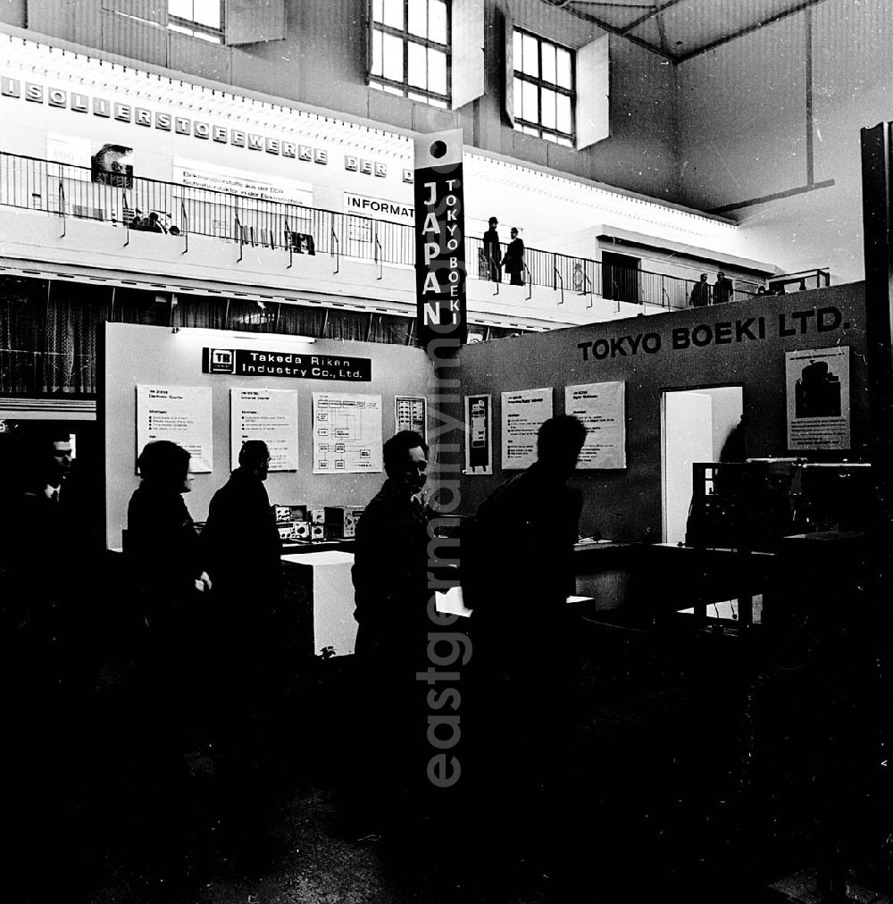 GDR picture archive: Leipzig / Sachsen - März 1967 Technische Messe in Leipzig (Sachsen) Ausstellung: Japan Tokyo Boeki Umschlagnr.: 12