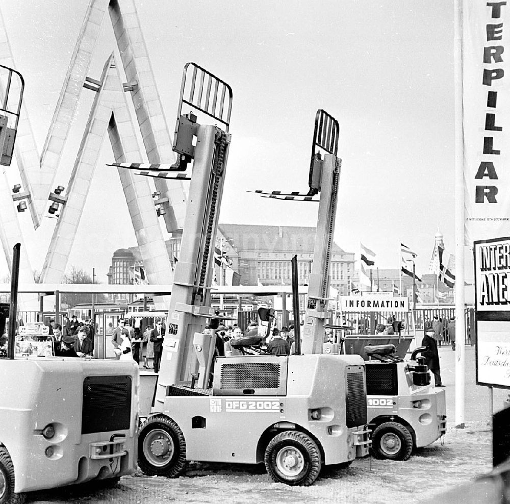 GDR image archive: Leipzig / Sachsen - März 1967 Technische Messe in Leipzig (Sachsen) Ausstellung des VTA-Gabelstapler Umschlagnr.: 15