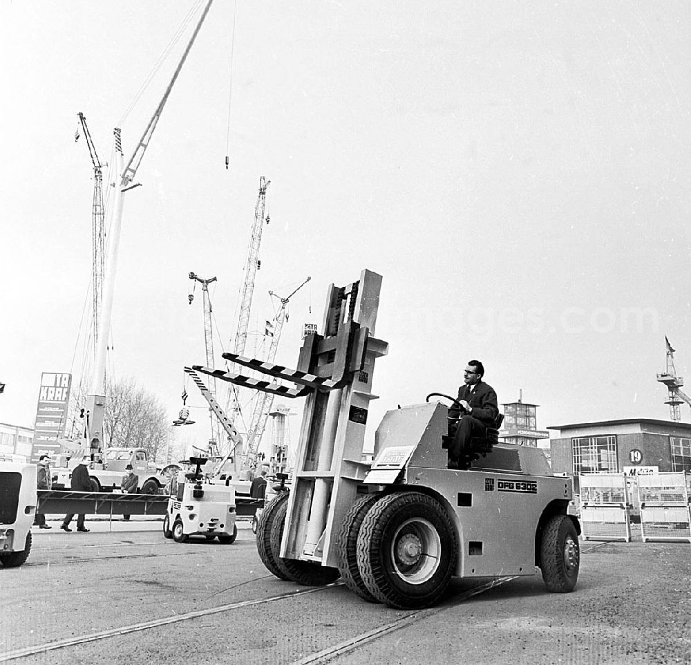 GDR image archive: Leipzig / Sachsen - März 1967 Technische Messe in Leipzig (Sachsen) Klaus Heyer, Kundendienstmonteur VTA Umschlagnr.: 16