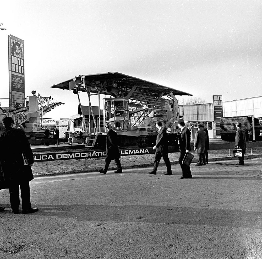 Leipzig / Sachsen: März 1967 Technische Messe Leipzig (Sachsen) Leitungstrommel auf Rampenfahrwerk 35 KV, 130