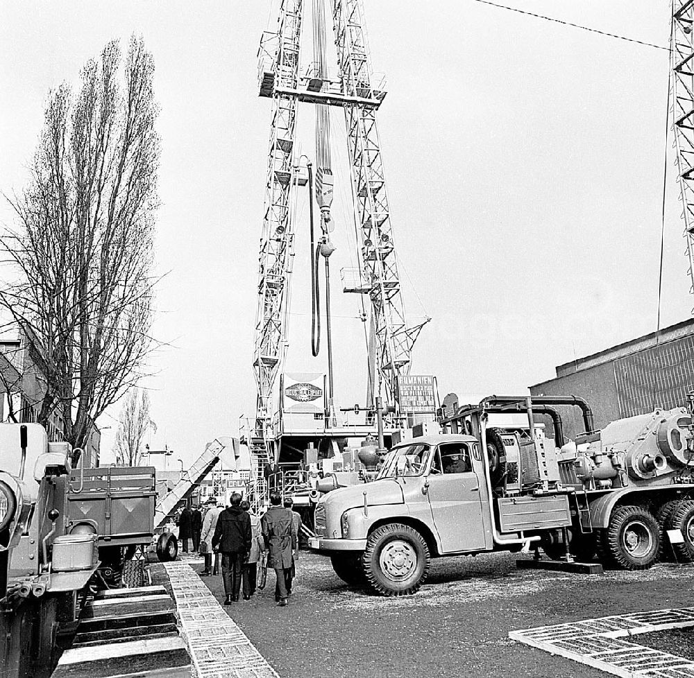 GDR picture archive: Leipzig / Sachsen - März 1967 Technische Messe in Leipzig (Sachsen) Rumänischer Bohrturm von Industrial Export Umschlagnr.: 6