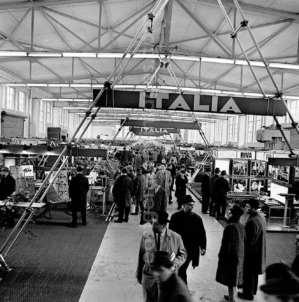 GDR image archive: Leipzig / Sachsen - März 1967 Technische Messe in Leipzig (Sachsen) Technikausstellung Italiens Umschlagnr.: 12