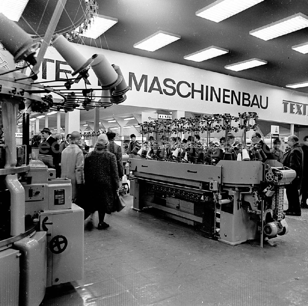 GDR photo archive: Leipzig / Sachsen - März 1967 Technische Messe in Leipzig (Sachsen) Textilmaschinenausstellung Umschlagnr.: 8
