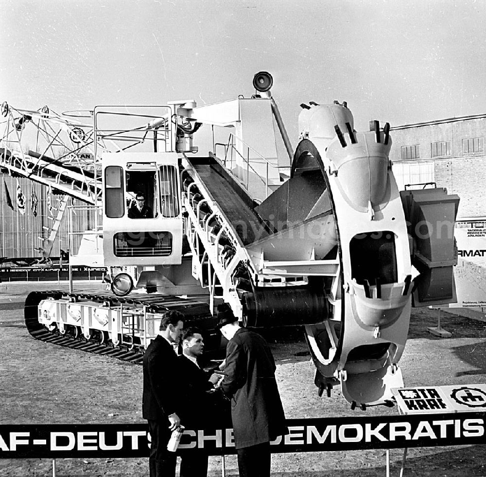 GDR image archive: Leipzig / Sachsen - März 1967 Technische Messe Leipzig (Sachsen) VEB Lauchhammerwerk Schaufelbagger SRS 13