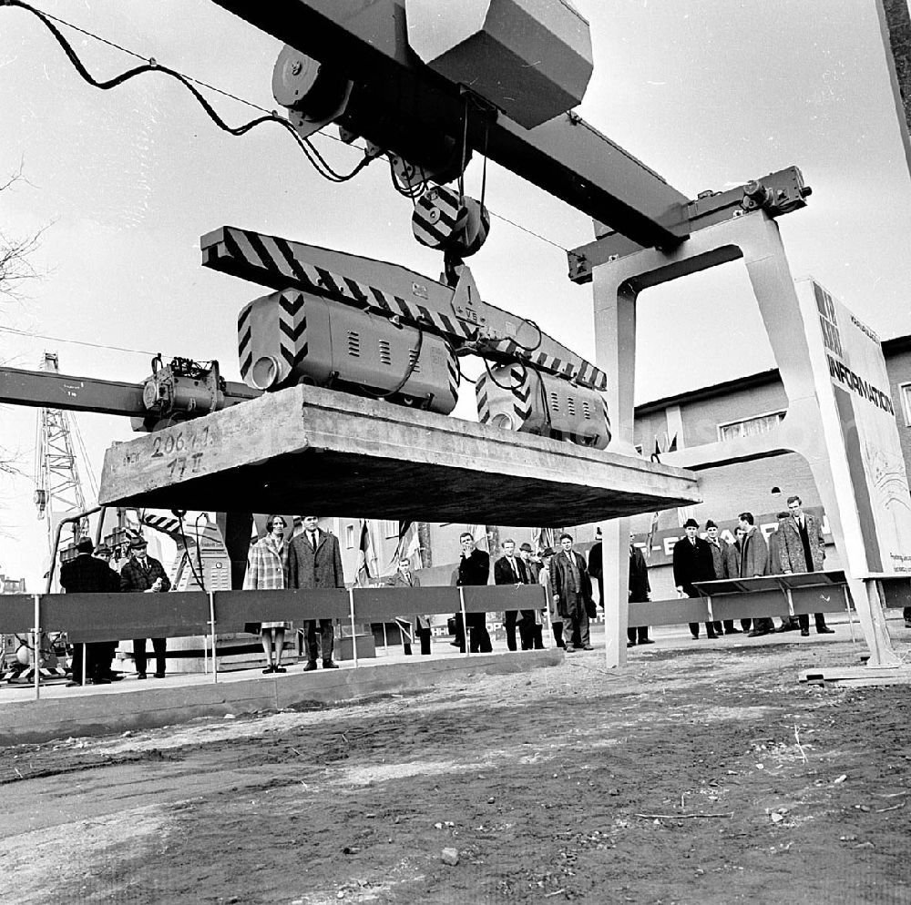 GDR picture archive: Leipzig / Sachsen - März 1967 Technische Messe in Leipzig (Sachsen) Volkseigener Betrieb (VEB) Hemawerk, Luisenthal (Thüringen), Vakuum Lasthaft-Gerät Typ V5 (5 Tonnen) Umschlagnr.: 11