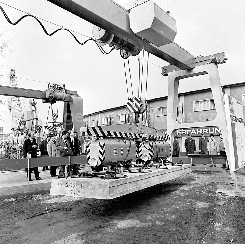 Leipzig / Sachsen: März 1967 Technische Messe in Leipzig (Sachsen) Volkseigener Betrieb (VEB) Hemawerk, Luisenthal (Thüringen), Vakuum Lasthaft-Gerät Typ V5 (5 Tonnen) Umschlagnr.: 11