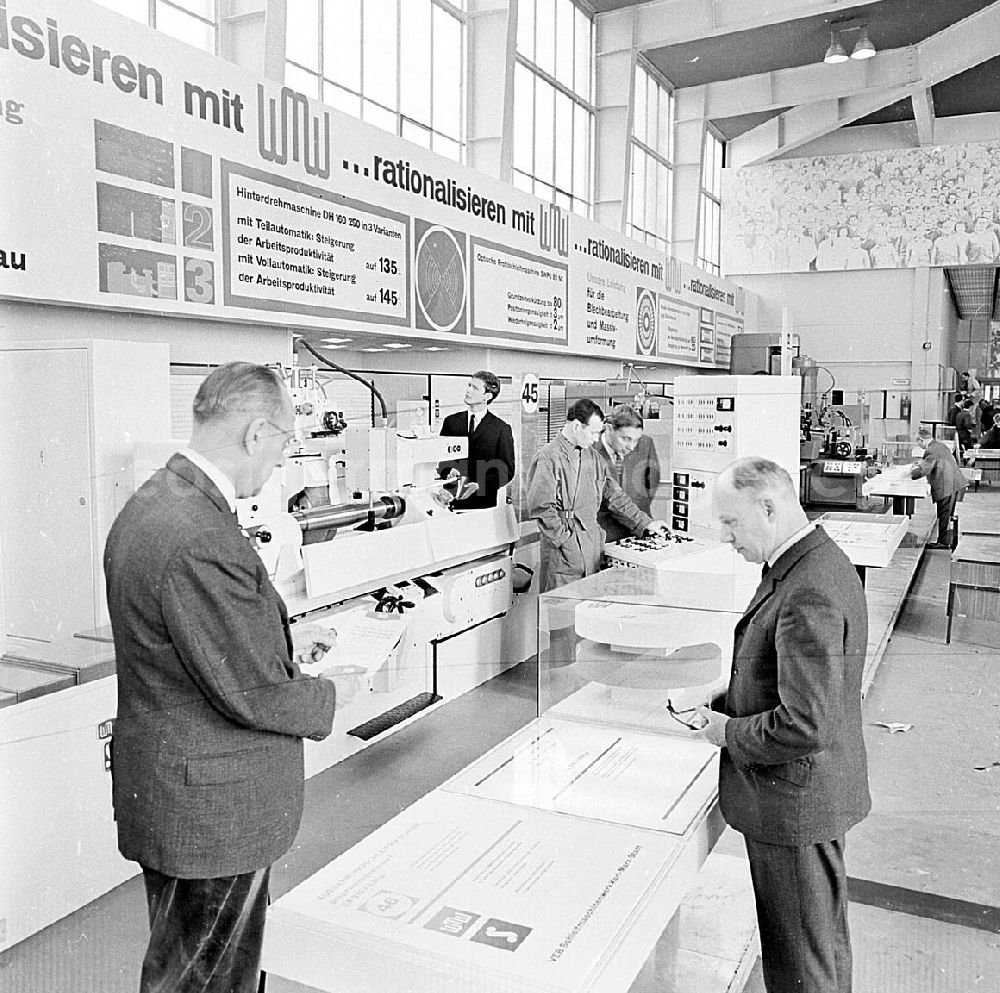 GDR picture archive: Leipzig / Sachsen - März 1967 Technische Messe in Leipzig (Sachsen) WMW-Programmgesteuerte Rundschleifmaschine Umschlagnr.: 17