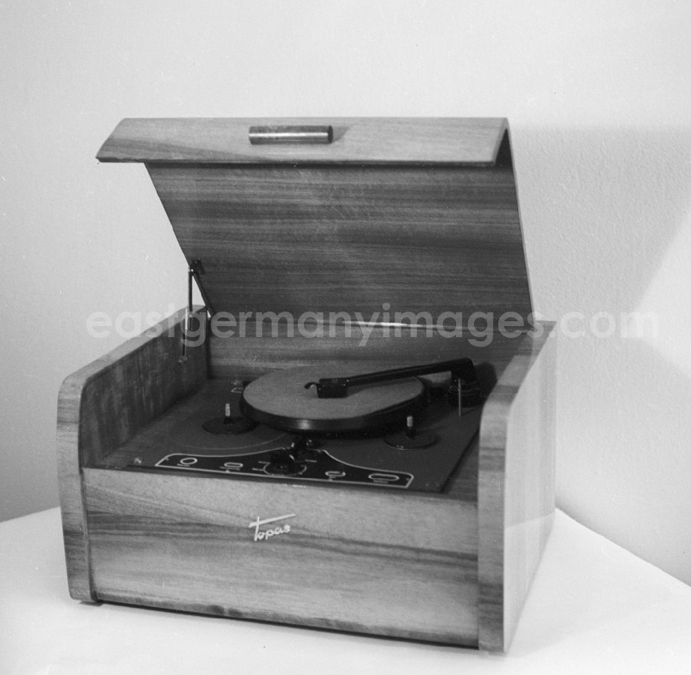 GDR image archive: Berlin - MTG 25 Topas, bobbin tape recorder with turntable from the VEB measuring instruments Zwoenitz, in Berlin, the former capital of the GDR, the German Democratic Republic