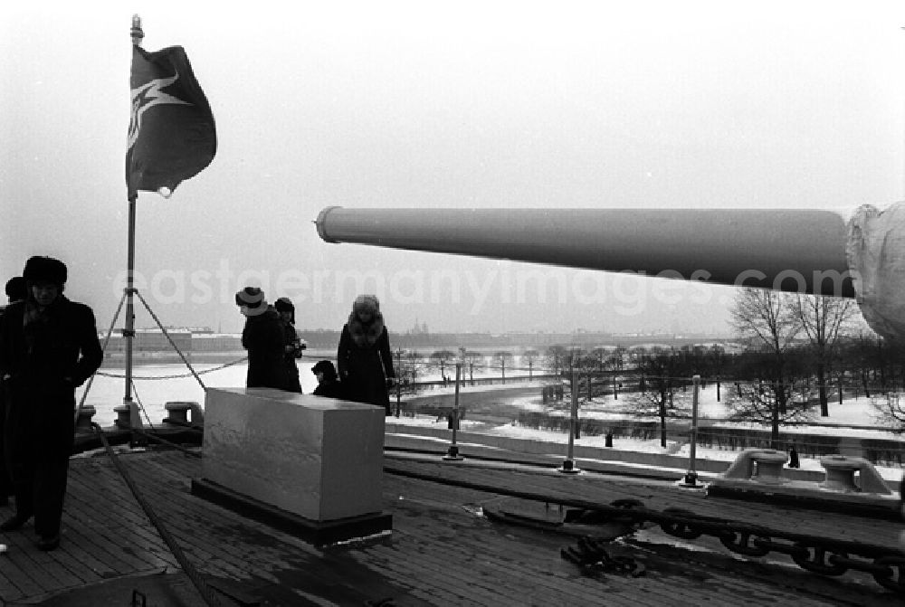 GDR photo archive: Leningrad - Dort, wo die Große Newka die Newa als Seitenarm verlässt, liegt seit 1948 die legendäre Aurora vor Anker. Der 1900 gebaute Panzerkreuzer wurde erstmals im Russisch-Japanischen- Krieg 1904 / 1905 eingesetzt. Im Zuge der revolutionären Ereignisse vom Februar 1917 schloss sich seine Besatzung den Bolschewiken an. Um zu verhindern, dass die Leutnant-Schmidt-Brücke hochgezogen und so den Aufständischen der Zugang zur Innenstadt abgeschnitten würde, bekam die Besatzung der Aurora im Oktober 1917 den Auftrag, bei der Brücke zu ankern. Am 25. Oktober wurde um 21.45 Uhr von ihr der Schuss abgegeben, der den Beginn der Erstürmung des Winterpalais signalisierte. Am darauf folgenden Tag wurde über die Funkanlage der Aurora Lenins Aufruf An die Bürger Russlands verbreitet, die ganze Welt erhielt dadurch Kenntnis vom Sieg der proletarischen Revolution. Von 1923 an fungierte die Aurora als Schulungsschiff, wurde jedoch im Zweiten Weltkrieg auch zur Verteidigung Leningrads eingesetzt. Nach gründlicher Überholung richtete man im Panzerkreuzer 1956 ein Museum ein. (Foto Schönfeld) (6