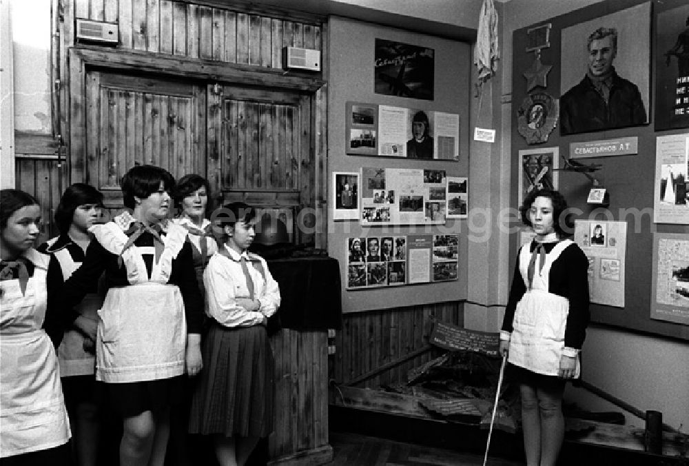 GDR picture archive: Leningrad - II. Weltkrigs Museum in der Schule N371. (
