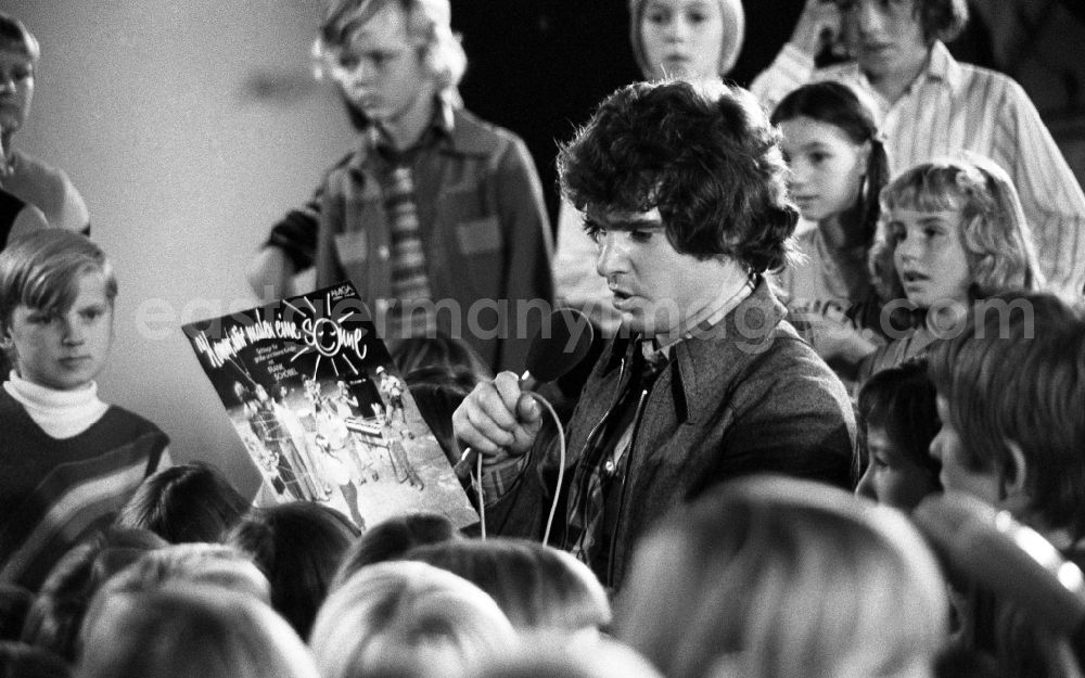 GDR image archive: Berlin - Musician Frank Schoebel sings songs from the record Komm wir malen eine Sonne with a group of children in Berlin, the former capital of the GDR, German Democratic Republic