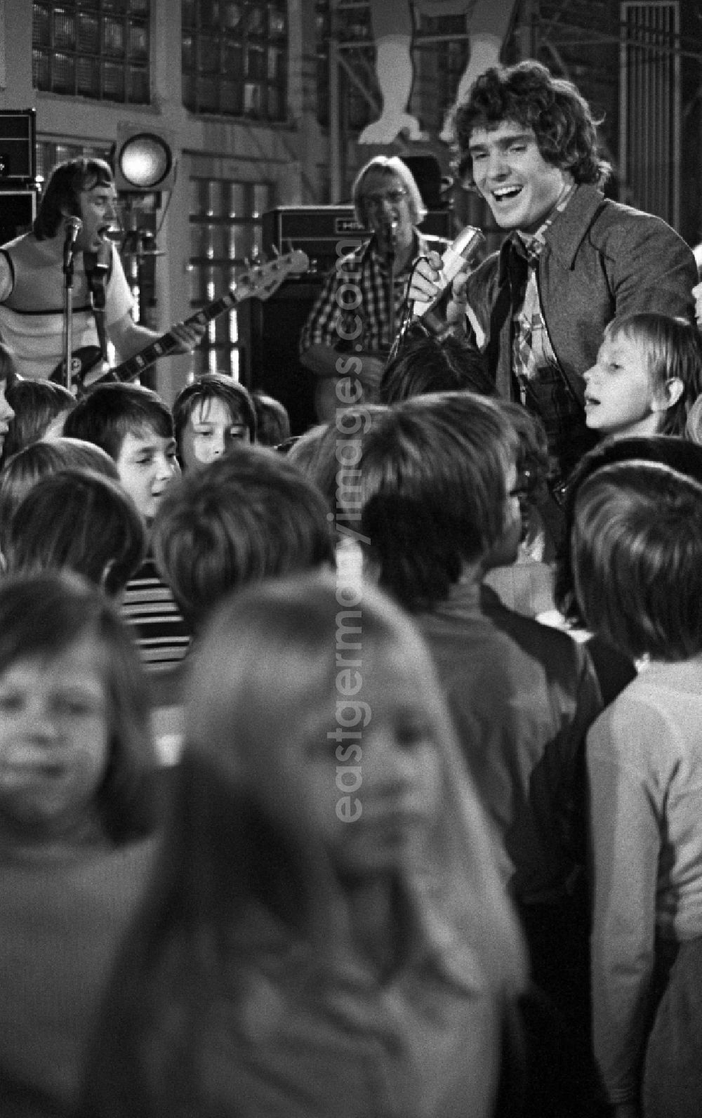 GDR picture archive: Berlin - Musician Frank Schoebel sings songs from the record Komm wir malen eine Sonne with a group of children in Berlin, the former capital of the GDR, German Democratic Republic