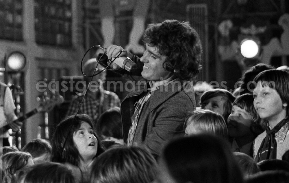Berlin: Musician Frank Schoebel sings songs from the record Komm wir malen eine Sonne with a group of children in Berlin, the former capital of the GDR, German Democratic Republic