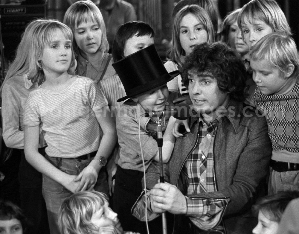 GDR photo archive: Berlin - Musician Frank Schoebel sings songs from the record Komm wir malen eine Sonne with a group of children in Berlin, the former capital of the GDR, German Democratic Republic