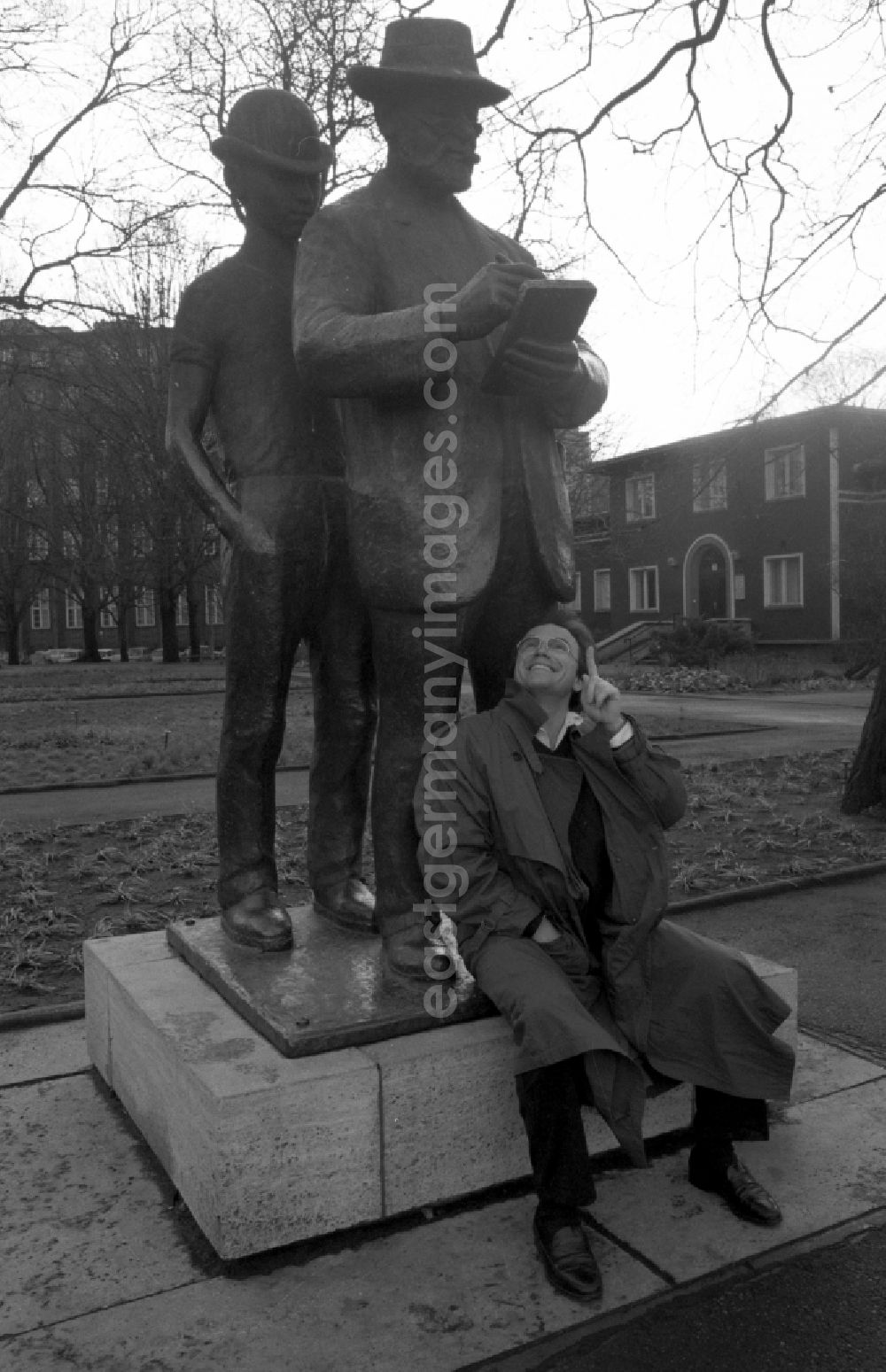 GDR image archive: Berlin - Portrait of the musician and moderator Wolfgang Lippert in front of the Zille monument in the Koellnischer Park on Wallstrasse in the Mitte district of Berlin East Berlin in the area of the former GDR, German Democratic Republic