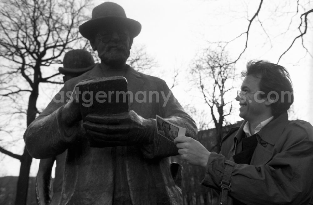 Berlin: Portrait of the musician and moderator Wolfgang Lippert in front of the Zille monument in the Koellnischer Park on Wallstrasse in the Mitte district of Berlin East Berlin in the area of the former GDR, German Democratic Republic