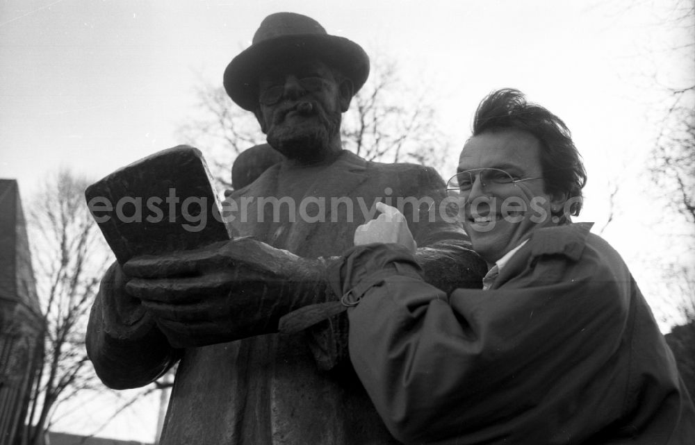 GDR image archive: Berlin - Portrait of the musician and moderator Wolfgang Lippert in front of the Zille monument in the Koellnischer Park on Wallstrasse in the Mitte district of Berlin East Berlin in the area of the former GDR, German Democratic Republic
