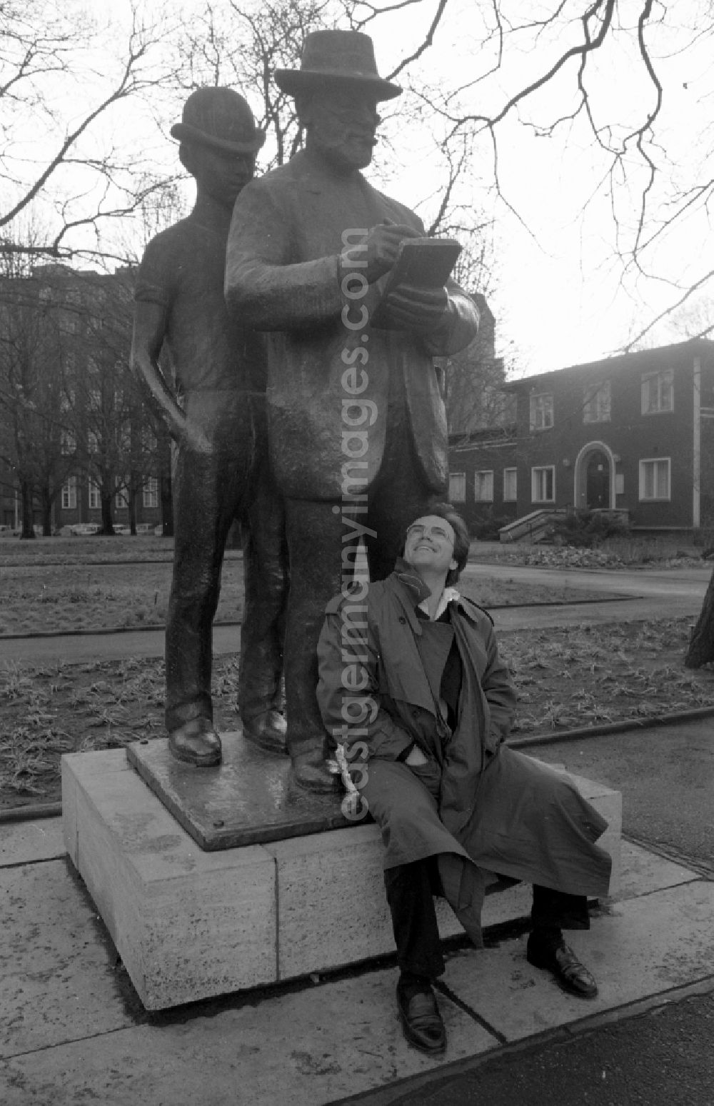 GDR photo archive: Berlin - Portrait of the musician and moderator Wolfgang Lippert in front of the Zille monument in the Koellnischer Park on Wallstrasse in the Mitte district of Berlin East Berlin in the area of the former GDR, German Democratic Republic