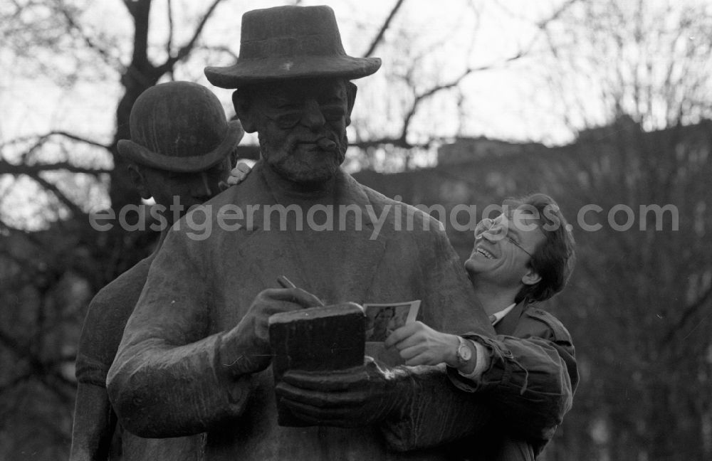 GDR picture archive: Berlin - Portrait of the musician and moderator Wolfgang Lippert in front of the Zille monument in the Koellnischer Park on Wallstrasse in the Mitte district of Berlin East Berlin in the area of the former GDR, German Democratic Republic