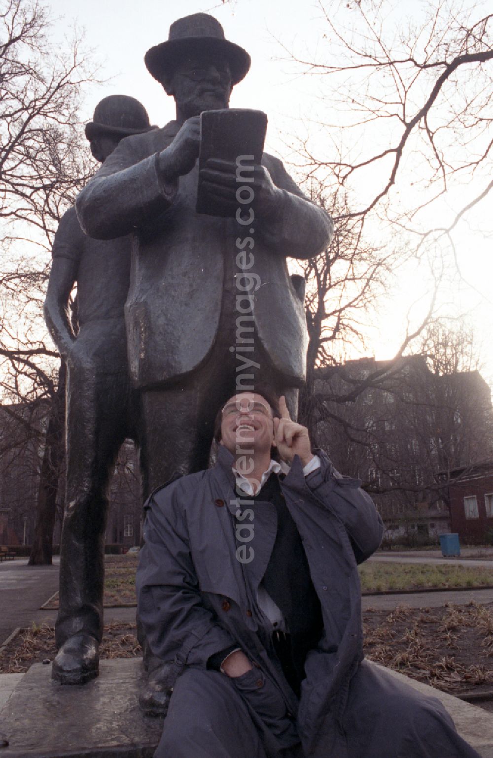Berlin: Portrait of the musician and moderator Wolfgang Lippert in front of the Zille monument in the Koellnischer Park on Wallstrasse in the Mitte district of Berlin East Berlin in the area of the former GDR, German Democratic Republic