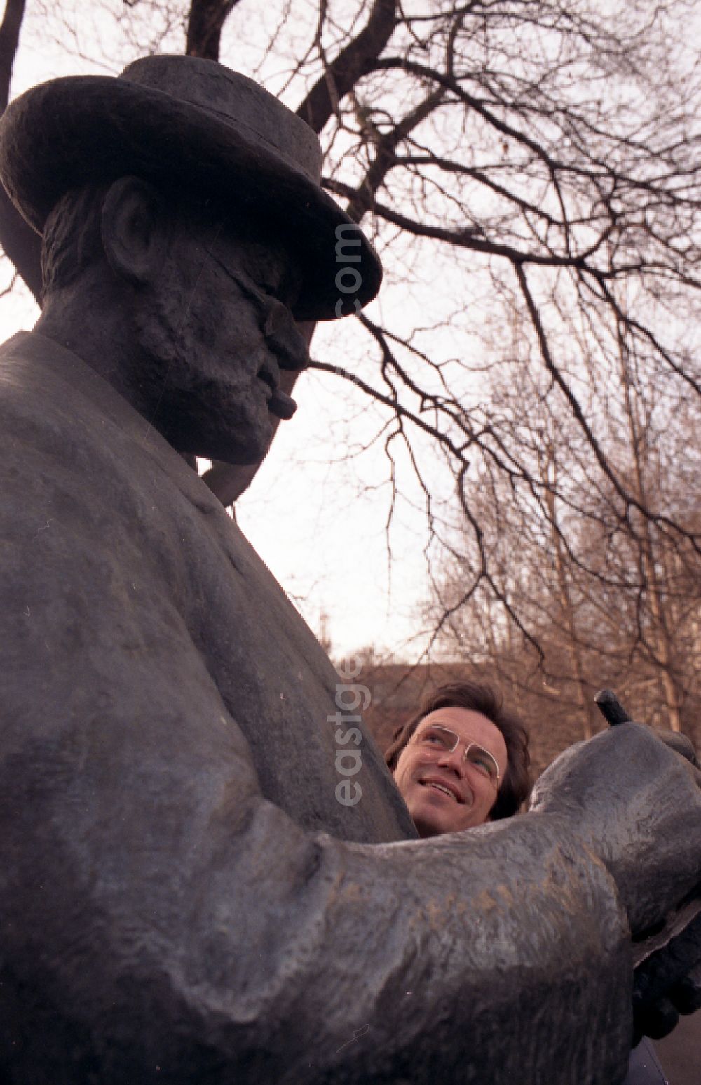 GDR photo archive: Berlin - Portrait of the musician and moderator Wolfgang Lippert in front of the Zille monument in the Koellnischer Park on Wallstrasse in the Mitte district of Berlin East Berlin in the area of the former GDR, German Democratic Republic