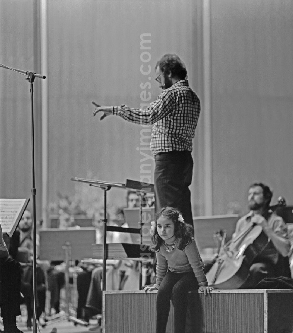 GDR picture archive: Dresden - Musican and conductor Peter Gotthardt during the rehearsal of the cantata Go carefully with your dreams in the Great Hall of the Dresden Cultural Palace in the district Altstadt in Dresden, Saxony in the territory of the former GDR, German Democratic Republic