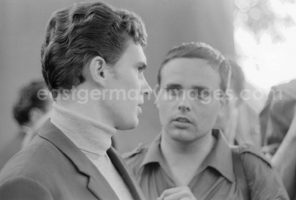 GDR image archive: Chemnitz - The singer and musician Frank Schoebel (actually Frank-Lothar Schoebel) in Chemnitz in Saxony on the territory of the former GDR, German Democratic Republic. Here at Pentecost meeting of the Youth 1967 in Karl-Marx-Stadt Chemnitz today