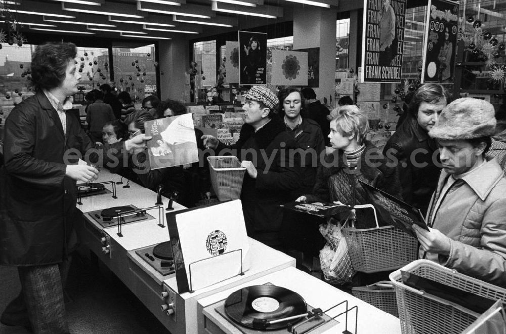 Berlin: Musik-Schalplatten und Kassetten-Verkauf am Alexanderplatz, Kunden vor Plattenspielern.