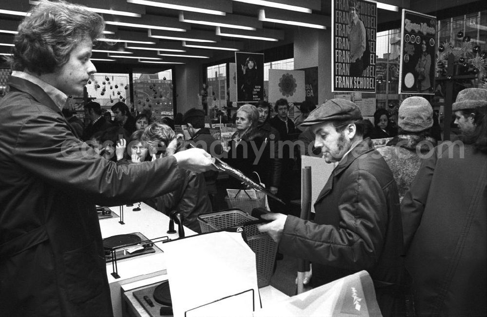 GDR image archive: Berlin - Musik-Schalplatten und Kassetten-Verkauf am Alexanderplatz, Kunden vor Plattenspielern.
