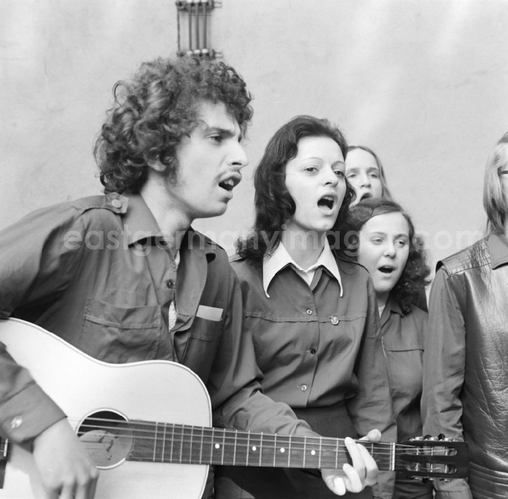 GDR image archive: Berlin - A music-playing group from the VEB NARVA company school in Berlin Eastberlin on the territory of the former GDR, German Democratic Republic