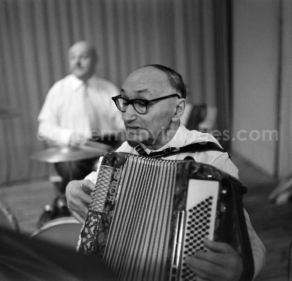 GDR image archive: Leipzig - Musicians during their rehearsal in the Andersen-Nexoe home in Leipzig in the state Saxony on the territory of the former GDR, German Democratic Republic