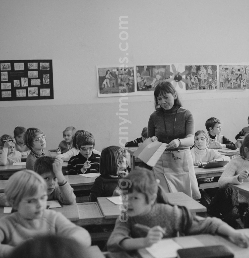GDR image archive: Berlin - Music lessons in a primary school class in Berlin