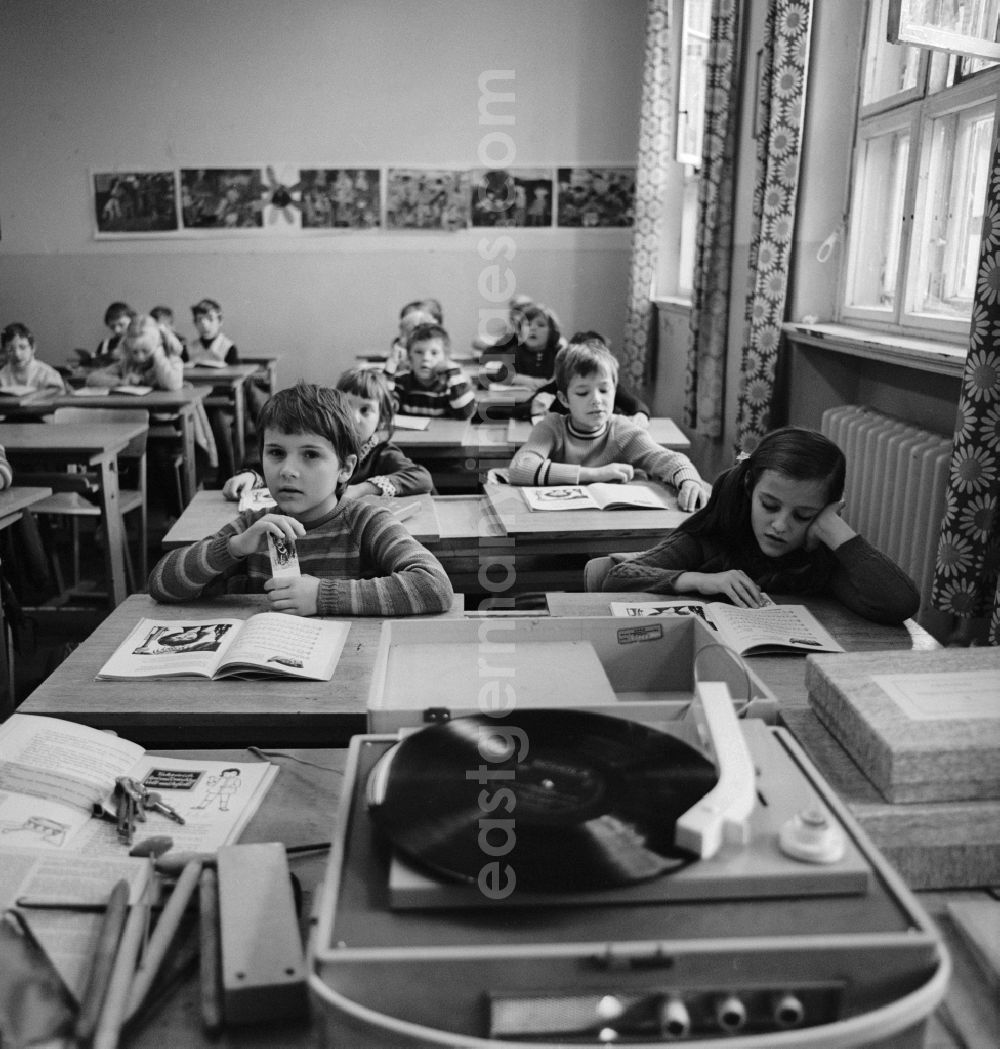 GDR image archive: Berlin - Music lessons in a primary school class in Berlin. In the foreground a record player of the brand RFT, Type 115 Perfectly portable record player