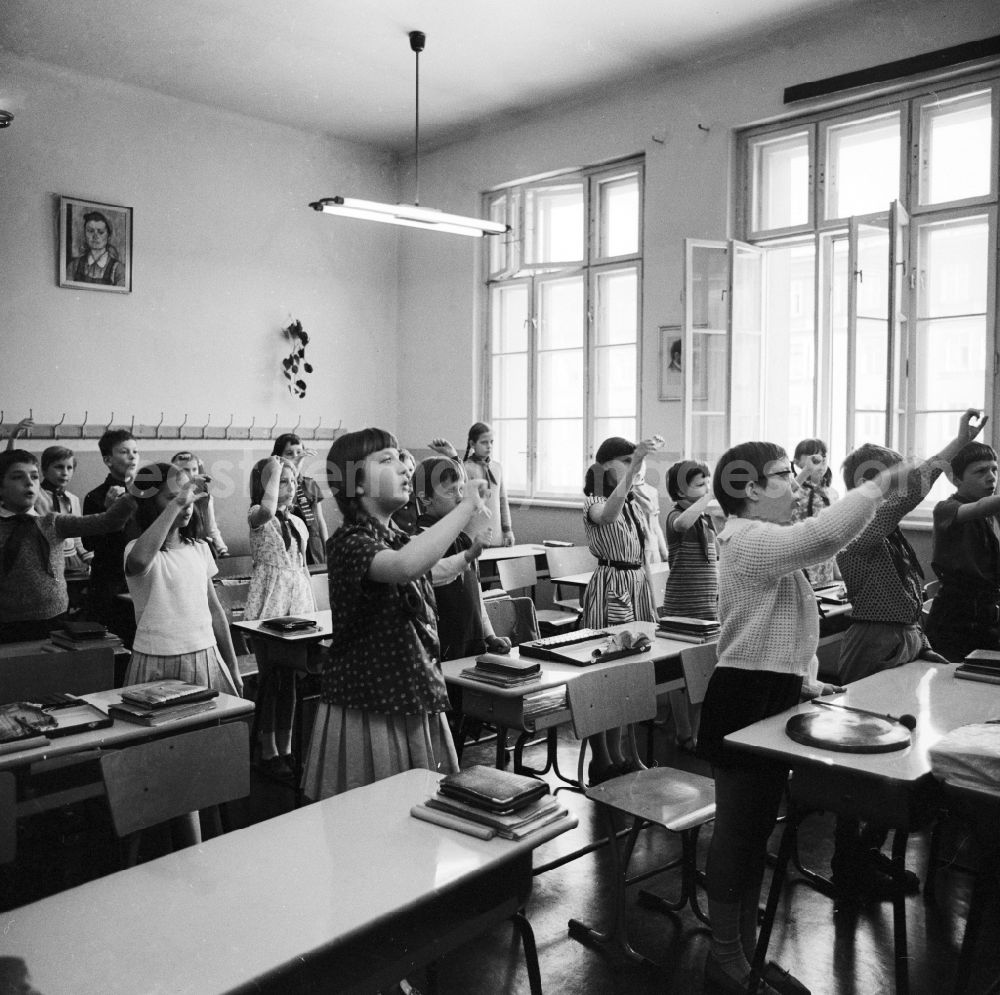 GDR photo archive: Berlin - Music lessons in the lower level at the Shostakovich School of Music Lichtenberg in Berlin, the former capital of the GDR, German Democratic Republic