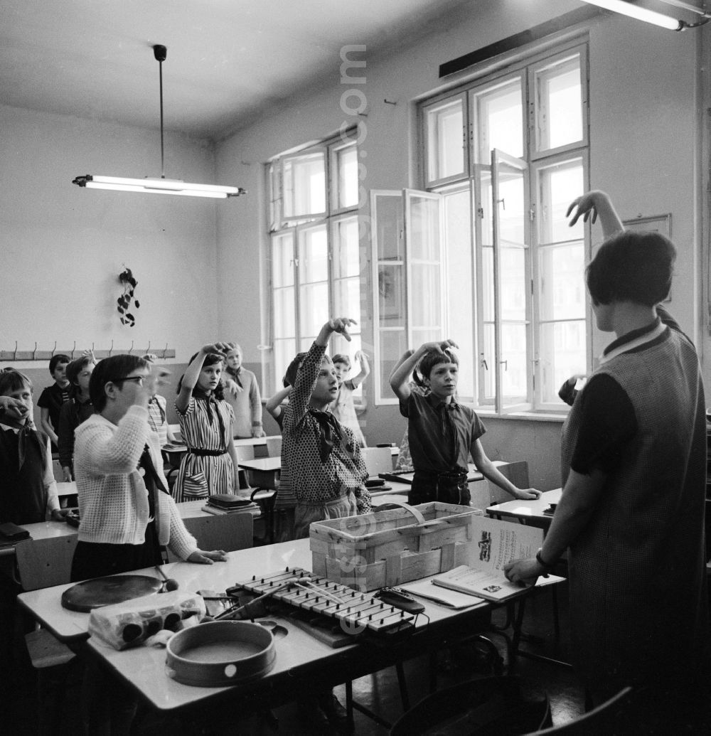 GDR picture archive: Berlin - Music lessons in the lower level at the Shostakovich School of Music Lichtenberg in Berlin, the former capital of the GDR, German Democratic Republic