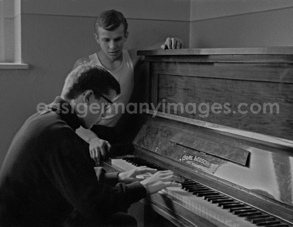 GDR photo archive: Berlin - Supervision of students in the context of music lessons on street Jessnerstrasse in the district Friedrichshain in Berlin Eastberlin on the territory of the former GDR, German Democratic Republic