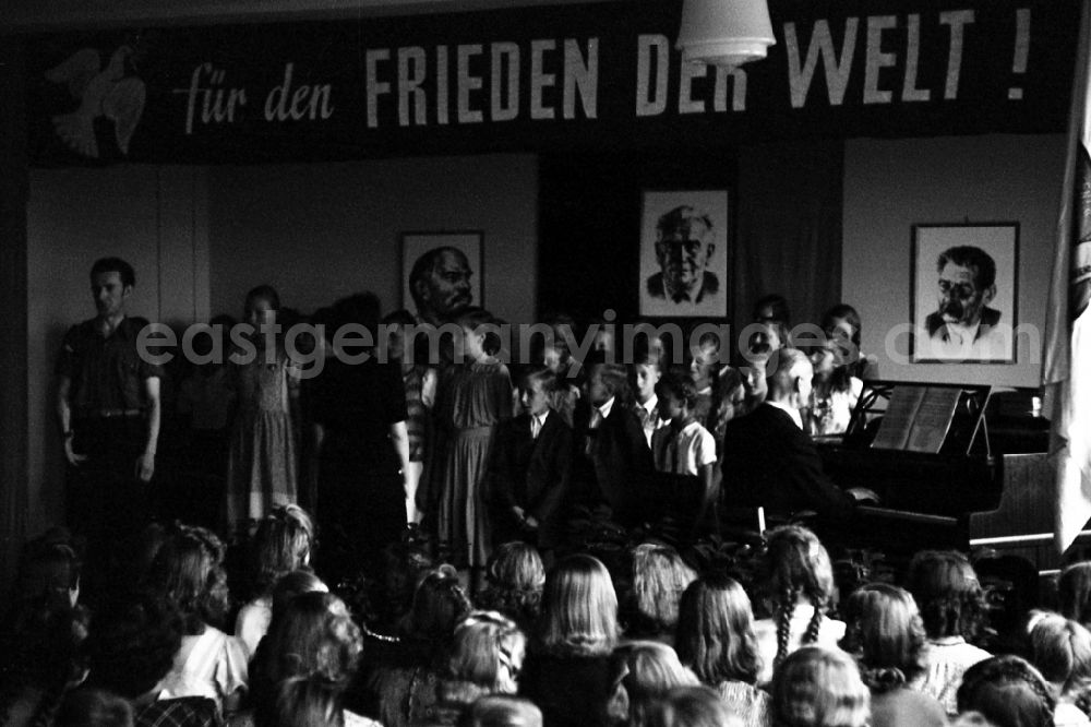 GDR image archive: Dresden - Supervision of students in the context of music lessons in a primary school - high school in the district Altstadt in Dresden in the state Saxony on the territory of the former GDR, German Democratic Republic