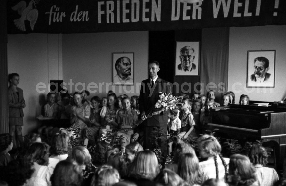 GDR photo archive: Dresden - Supervision of students in the context of music lessons in a primary school - high school in the district Altstadt in Dresden in the state Saxony on the territory of the former GDR, German Democratic Republic