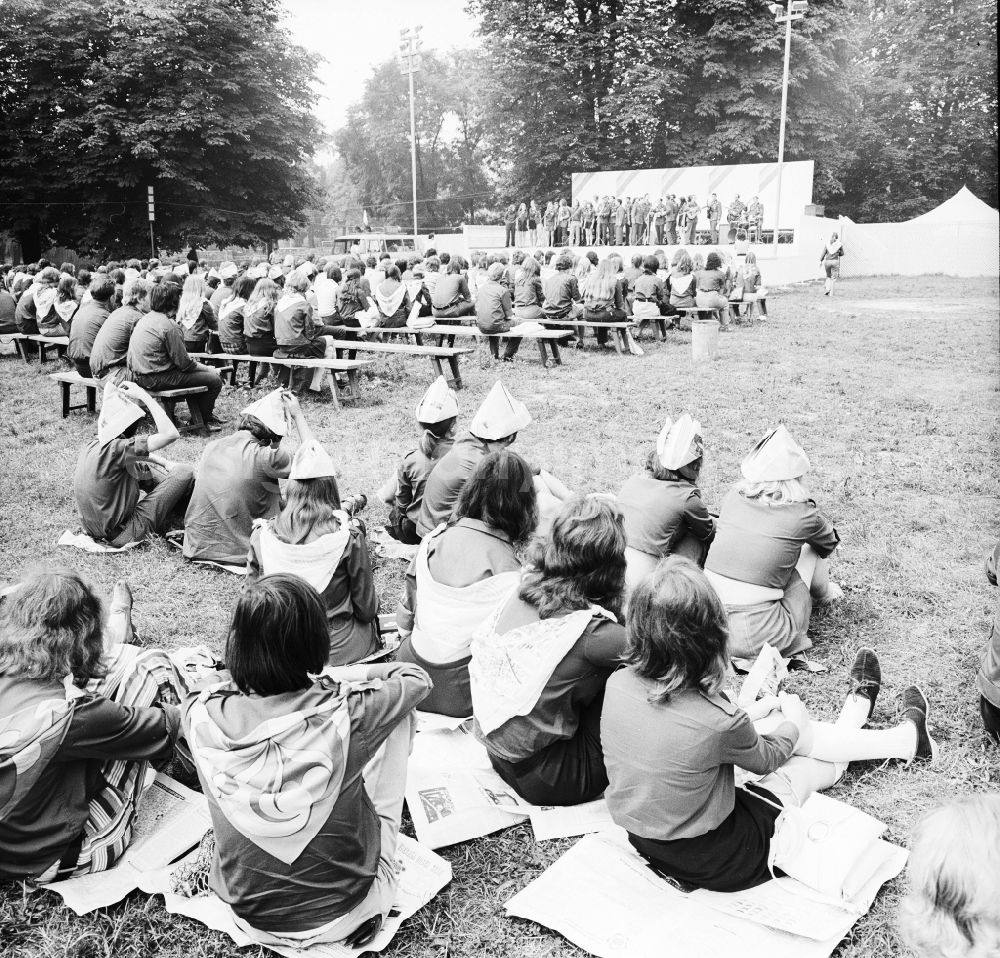 GDR image archive: Berlin - Music event on the occasion of the world festival of the youth in the Treptower park in Berlin, the former capital of the GDR, German democratic republic