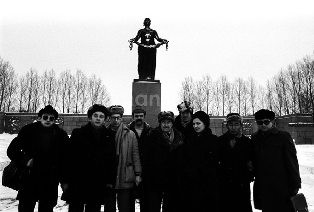 Leningrad: Der Piskarowskoje-Friedhof ist ein Gedenkfriedhof für die Opfer der Blockade Leningrads durch deutsche Truppen während des 2. Weltkrieges. 1960 wurde dieser Friedhof der Öffentlichkeit übergeben. Er gehört zu insgesamt fünf Gedenkfriedhöfen in Leningrad. Während der Blockade starben mehr als 640.000 Menschen den Hungertod, davon sind ungefähr 400.00