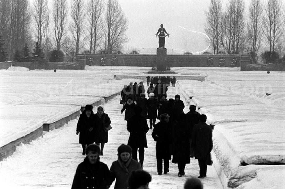 GDR image archive: Leningrad - Der Piskarowskoje-Friedhof ist ein Gedenkfriedhof für die Opfer der Blockade Leningrads durch deutsche Truppen während des 2. Weltkrieges. 1960 wurde dieser Friedhof der Öffentlichkeit übergeben. Er gehört zu insgesamt fünf Gedenkfriedhöfen in Leningrad. Während der Blockade starben mehr als 640.000 Menschen den Hungertod, davon sind ungefähr 400.00