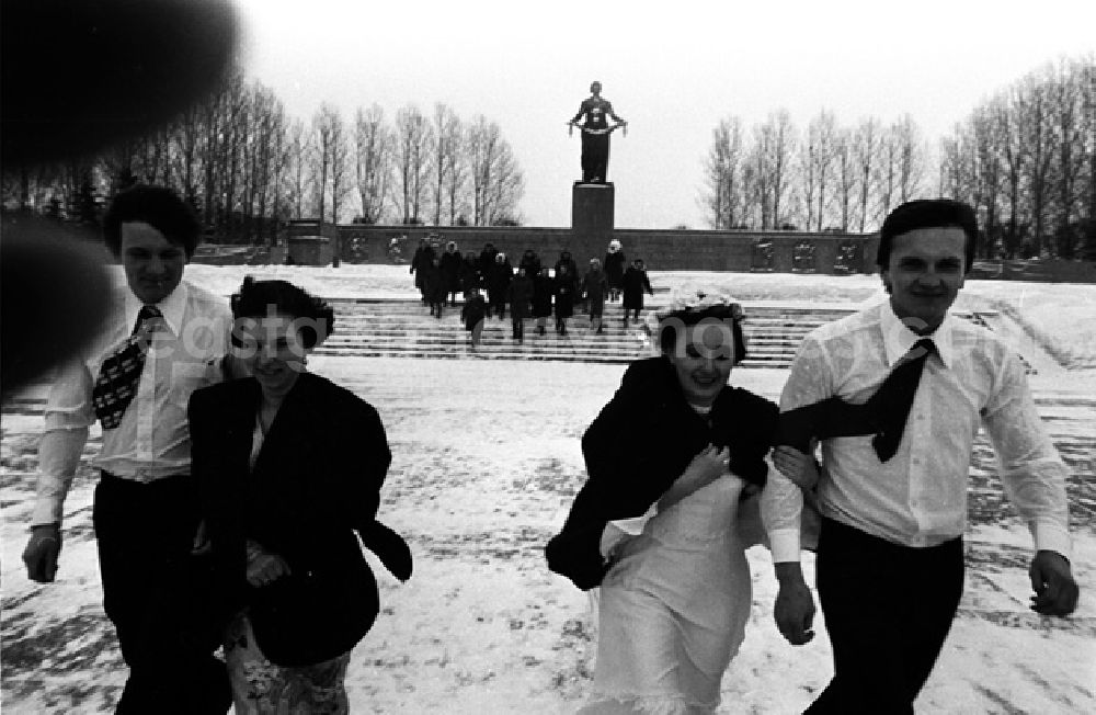 GDR image archive: Leningrad - Der Piskarowskoje-Friedhof ist ein Gedenkfriedhof für die Opfer der Blockade Leningrads durch deutsche Truppen während des 2. Weltkrieges. 1960 wurde dieser Friedhof der Öffentlichkeit übergeben. Er gehört zu insgesamt fünf Gedenkfriedhöfen in Leningrad. Während der Blockade starben mehr als 640.000 Menschen den Hungertod, davon sind ungefähr 400.00