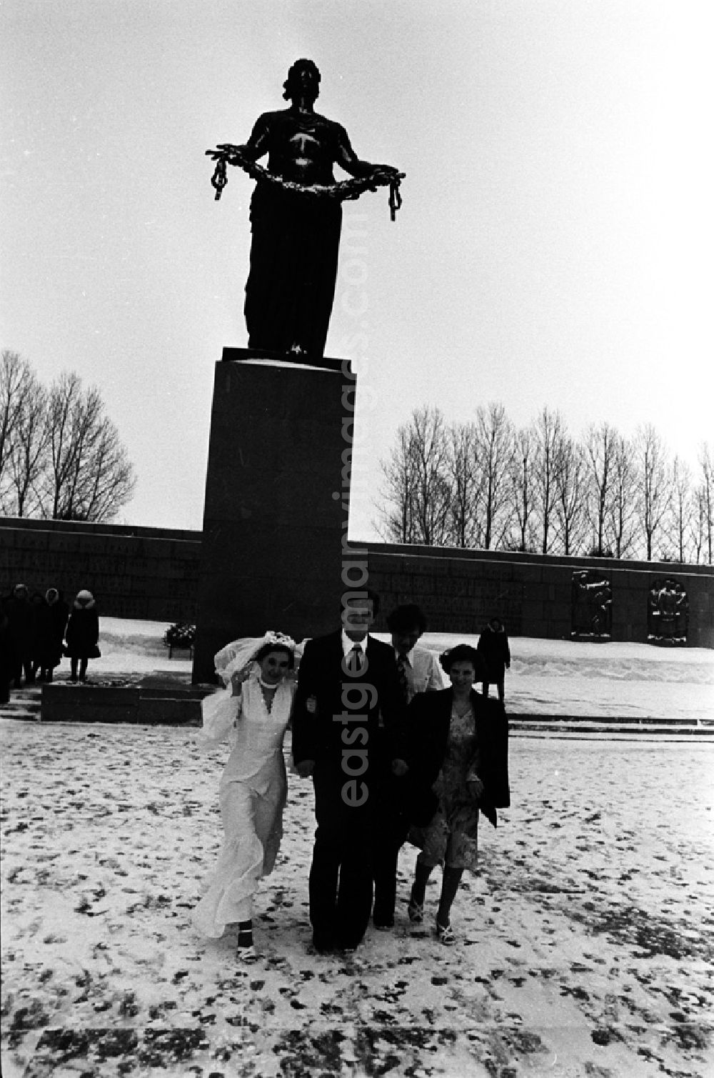 Leningrad: Der Piskarowskoje-Friedhof ist ein Gedenkfriedhof für die Opfer der Blockade Leningrads durch deutsche Truppen während des 2. Weltkrieges. 1960 wurde dieser Friedhof der Öffentlichkeit übergeben. Er gehört zu insgesamt fünf Gedenkfriedhöfen in Leningrad. Während der Blockade starben mehr als 640.000 Menschen den Hungertod, davon sind ungefähr 400.00