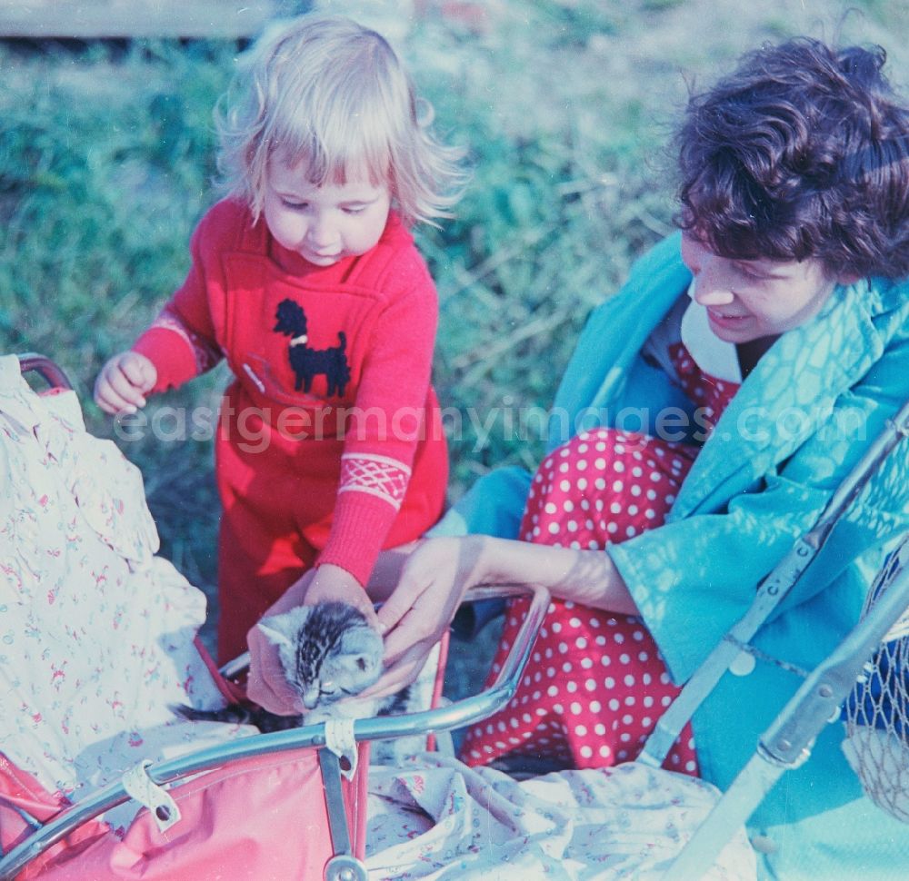 GDR image archive: Schlettau - A mother with child with the walk in a park in Schlettau in the federal state Saxony in the area of the former GDR, German democratic republic