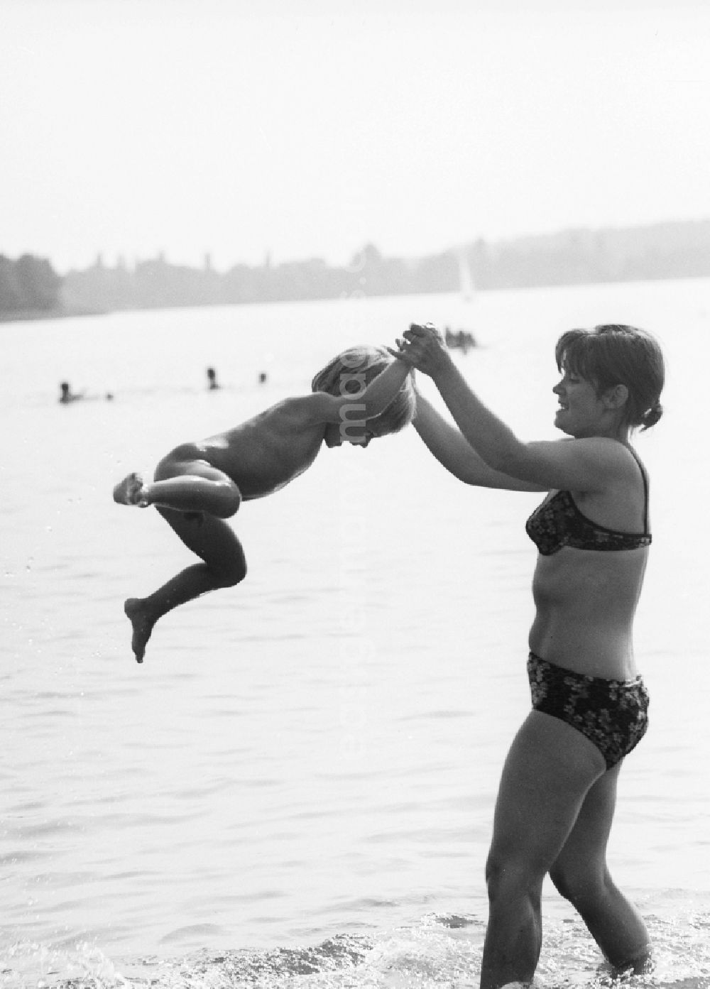 Teupitz: Mother and child on Teupitzer lake in Teupitz in Brandenburg on the territory of the former GDR, German Democratic Republic